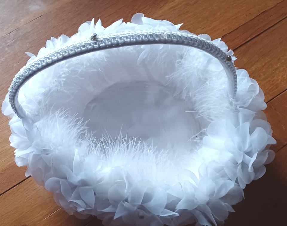 Panier mariage blanc, corbeille garnie de satin tulle plumes, ovale. Superbe. - Photo 1/4