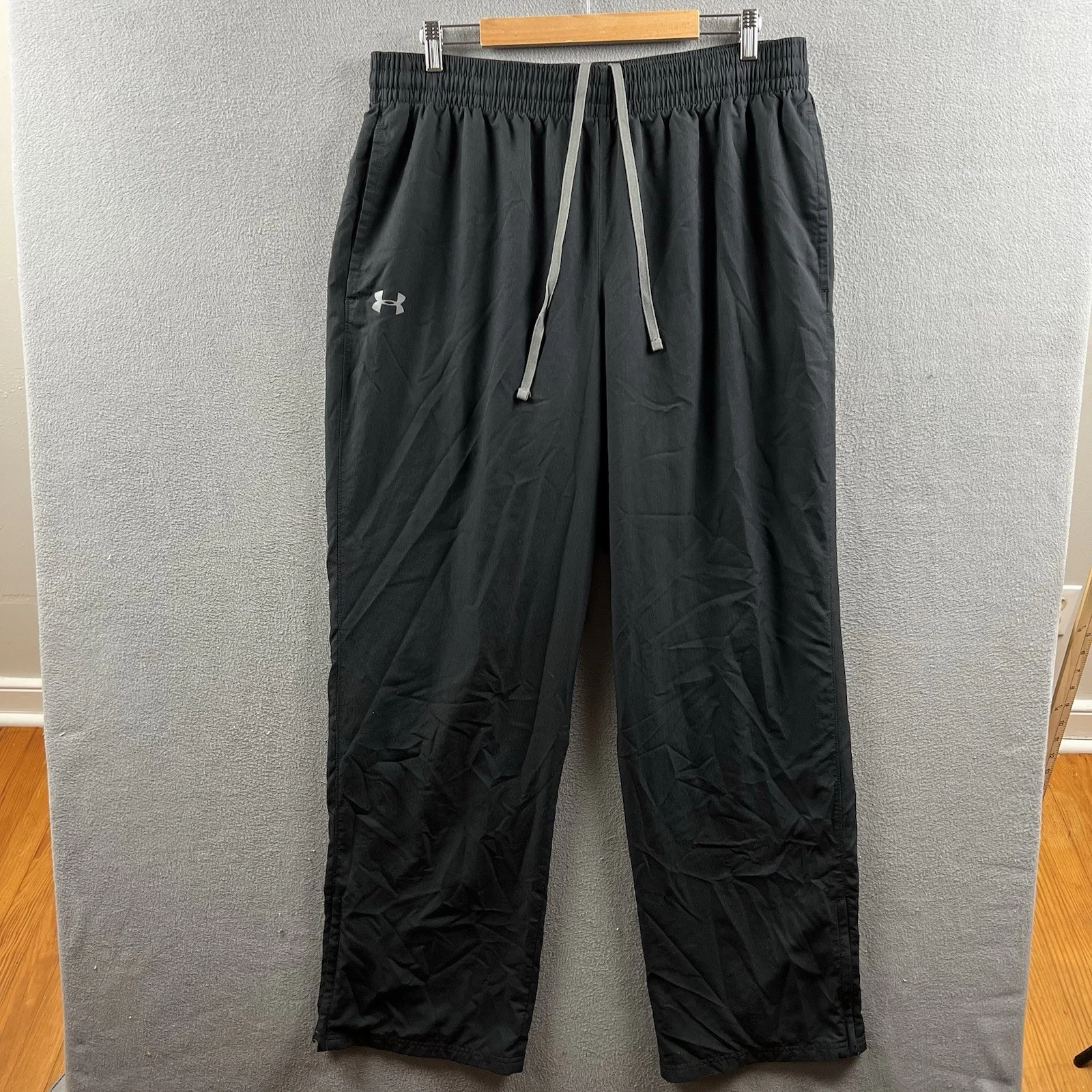Under Armour Track Pants Mens XXL Black Loose Windbreaker HeatGear Baggy Zip
Opens in a new window o
