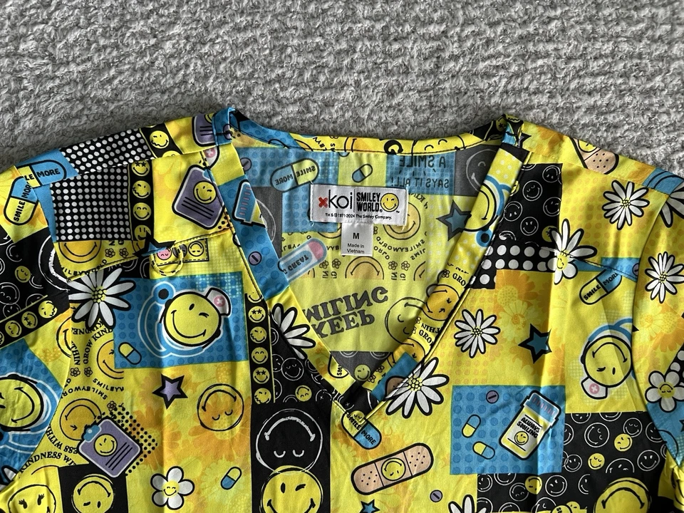 Koi Smiley World Scrub Top Women’s Sz Medium Yellow Smile Nursing Medical - Image 3 of 4