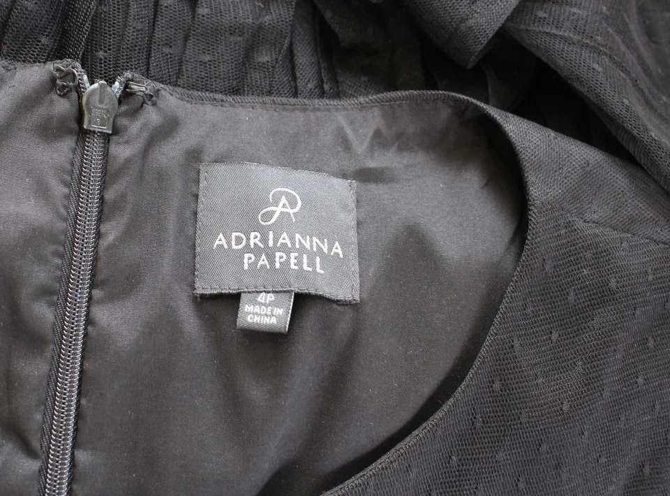 Vestido de festa Adrianna Papell preto bolinhas malha renda plissado tamanho 4P - Imagem 3 de 4