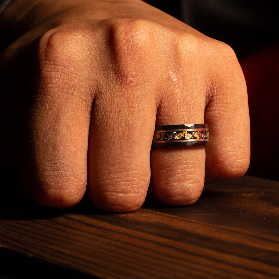 Alianza de boda anillo negro martillado hoja de oro y meteorito para hombre, ajuste cómodo Foto 2 de 4