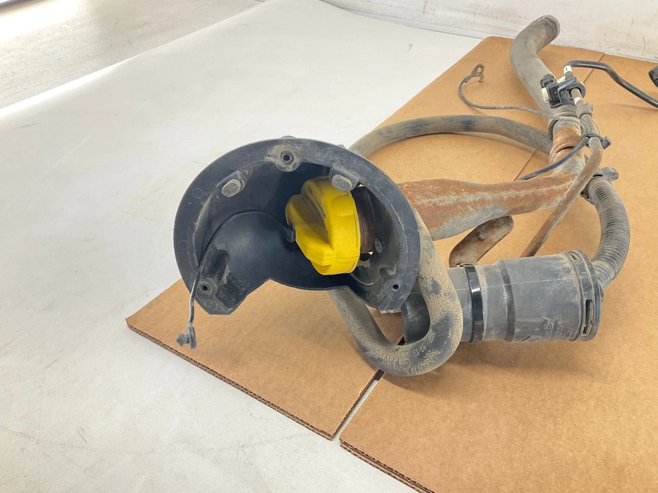 Tubo de llenado de tanque de combustible de cabina y media 13-24 RAM 1500 4x4 ST con manguera de vapor OEM Foto 4 de 4