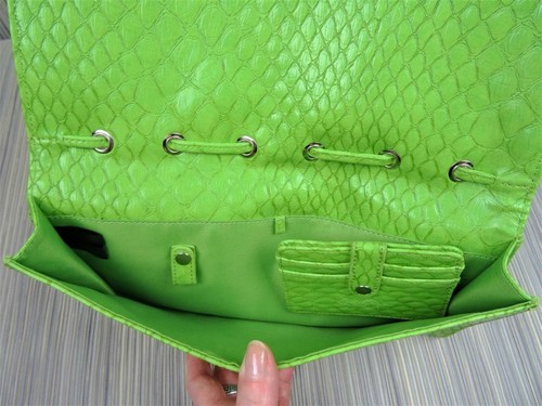 Cartera de cuero sintético verde Jessica Simpson patrón de piel de serpiente nuevo sin etiquetas - Imagen 7 de 10