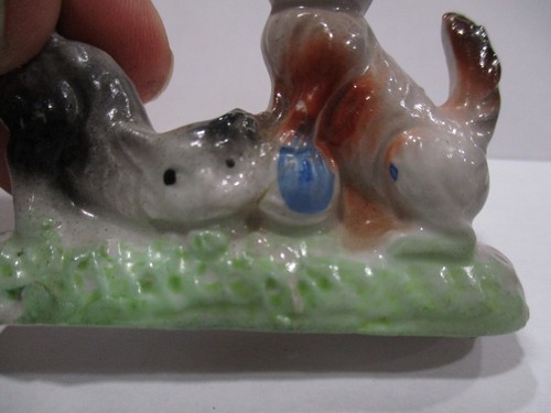 Japanese hand painted ceramic kittens playing with yarn ball miniature figurine - Picture 4 of 7