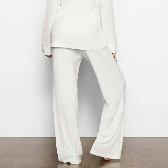 Pantalón para dormir Skims acanalado suave salón en mármol blanco talla 2X Foto 2 de 4