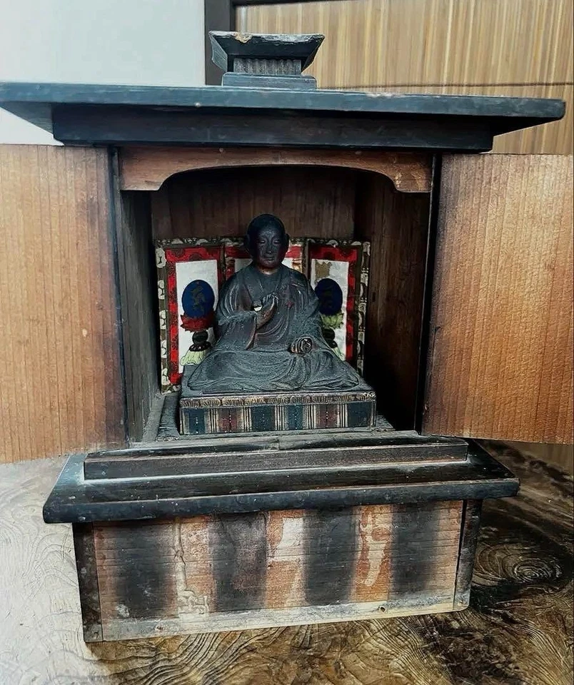 Estatua budista japonesa vintage tallada en madera Kobo-Daishi H3,4 pulgadas con Zushi H4,7 pulgadas Foto 2 de 4