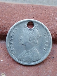 ¼ Roupie 1862 Reine Victoria en Argent ( Indes Britanniques ) Monnaie Percée