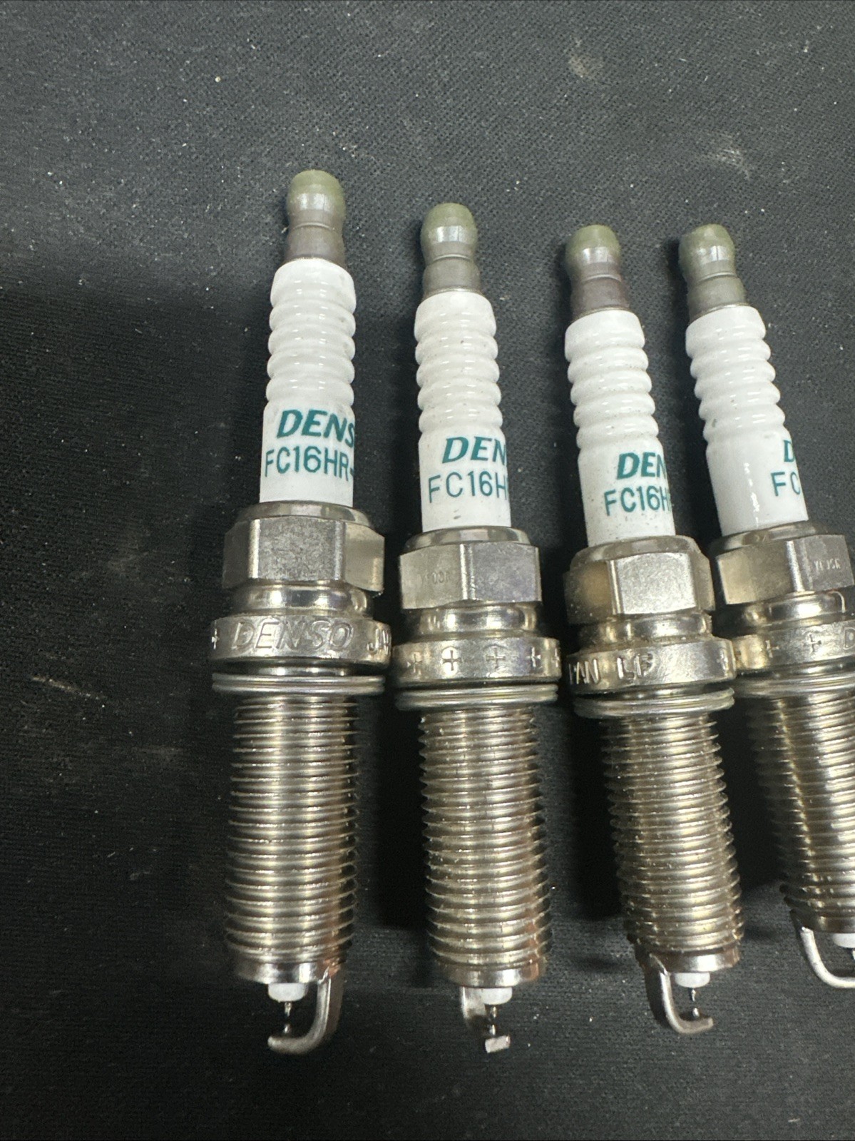 Denso Iridium Spark Plugs 3524 FC16HR-Q8 QTY 4 No Boxes