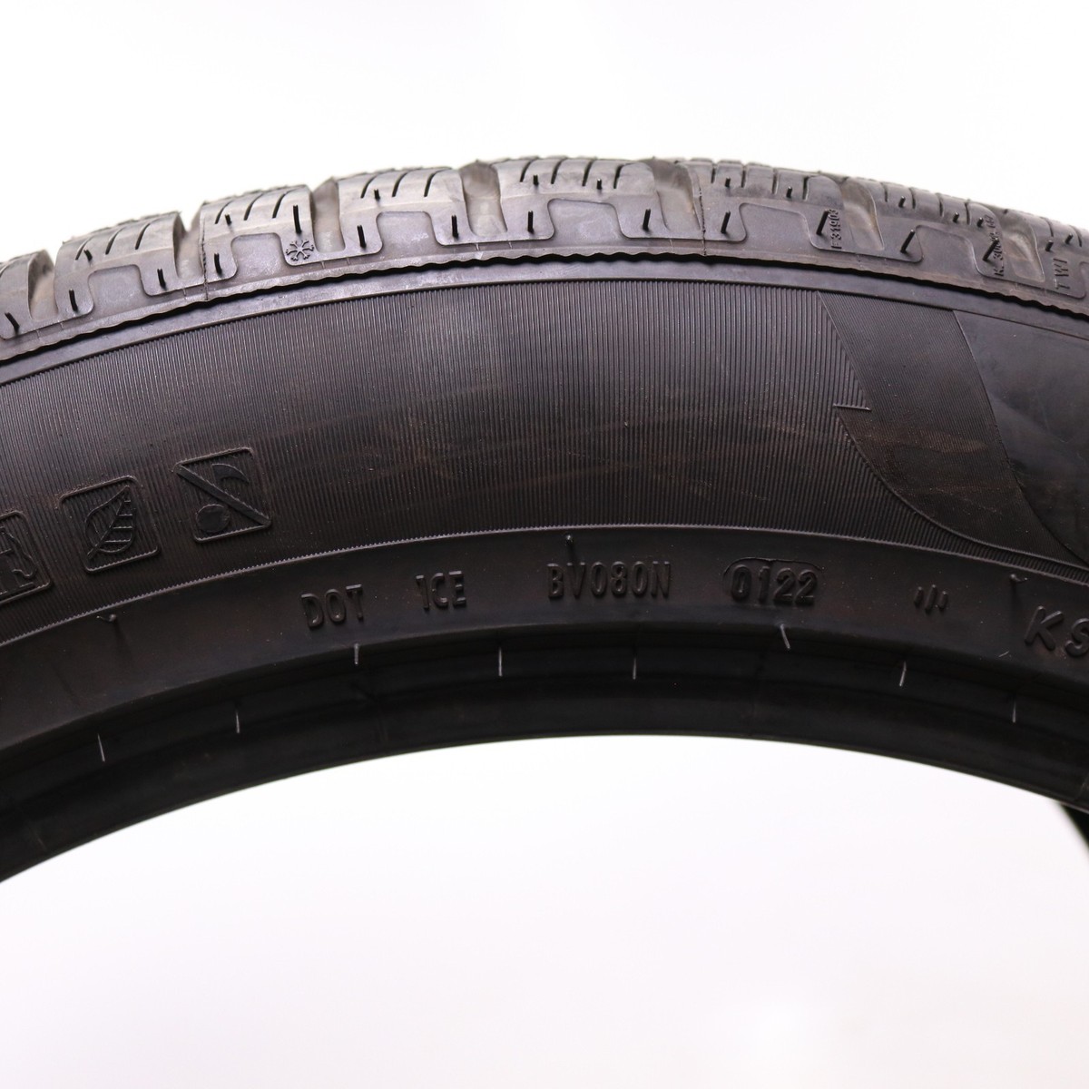 Set of 2 Used 325/40R22 Pirelli Scorpion Winter MO1 - 114V - 5/32
