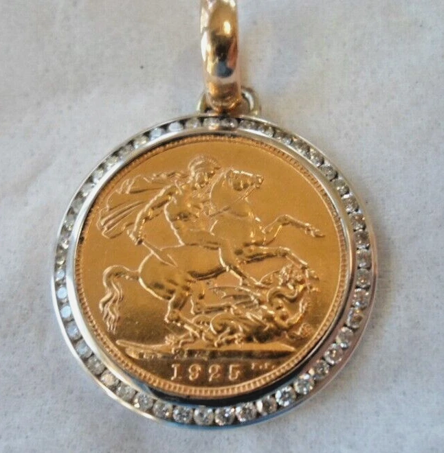 Impresionante conjunto de monedas soberanas inglesas de oro de 1925 en colgante de diamantes y 18 quilates Foto 2 de 4