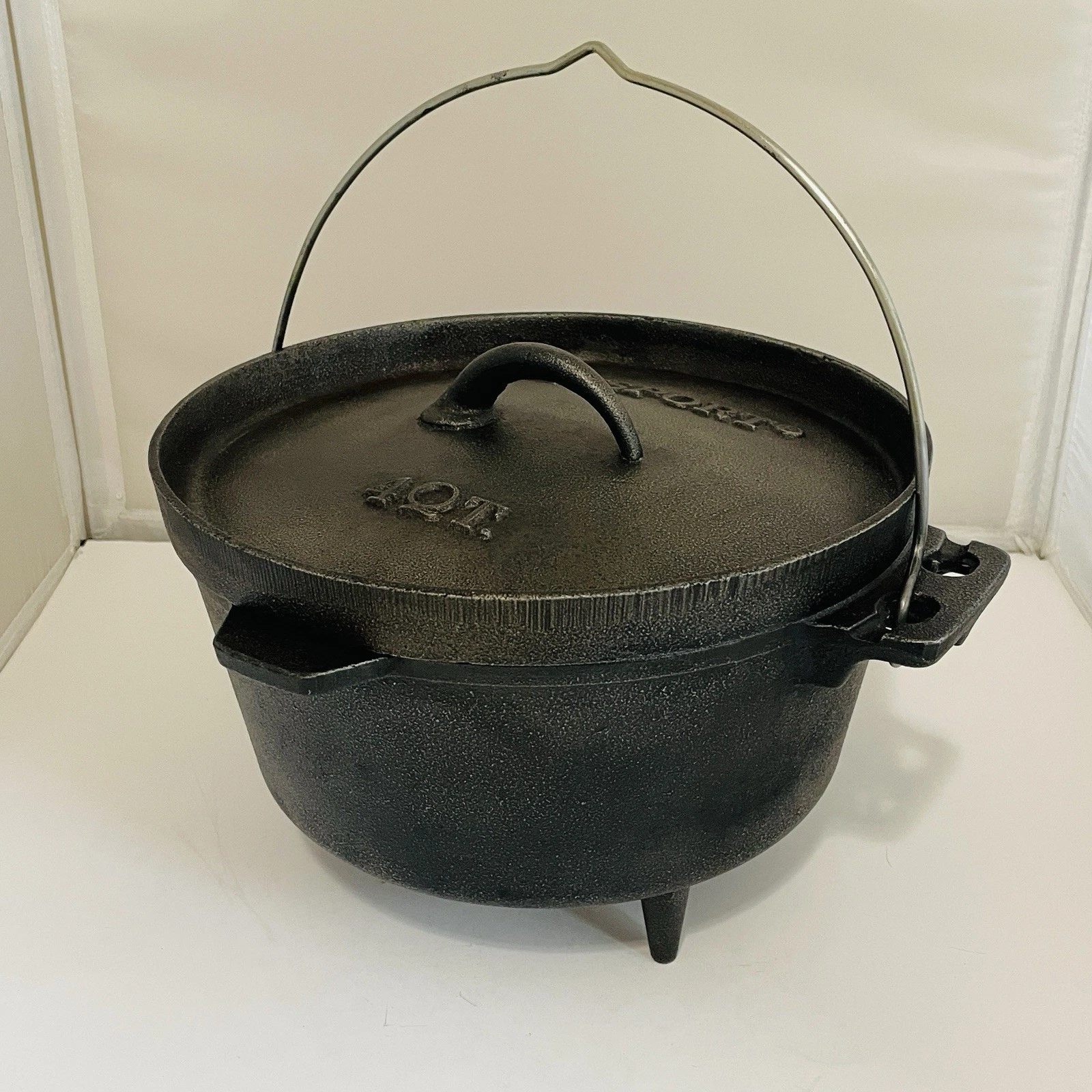Texsports Cast Iron 4 Quart 3 Leg Camp Dutch Oven 9.5” Dia.
