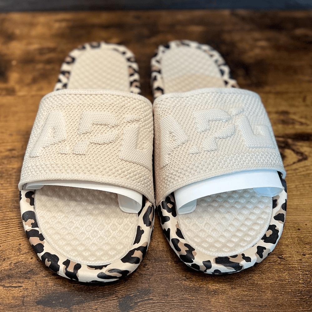 APL Big Logo Pergamena: Sandali slide leopardati taglia 11. Nuovo con scatola!