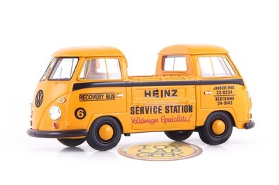 Volkswagen T1 Recovery Bus + 2025 Book of the Year USB Set 1:43 AutoCult 99125 (
