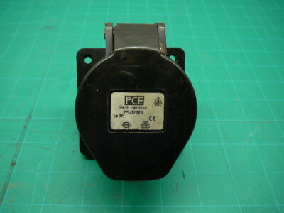 PCE FEMALE RECEPTACLE TYPE 324 32A-7h/480-500V 3P+E/50+60Hz