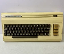 Vtg Commodore Vic20 Vic-20 Personal Computer Powers On For Parts Or Repair As-Is