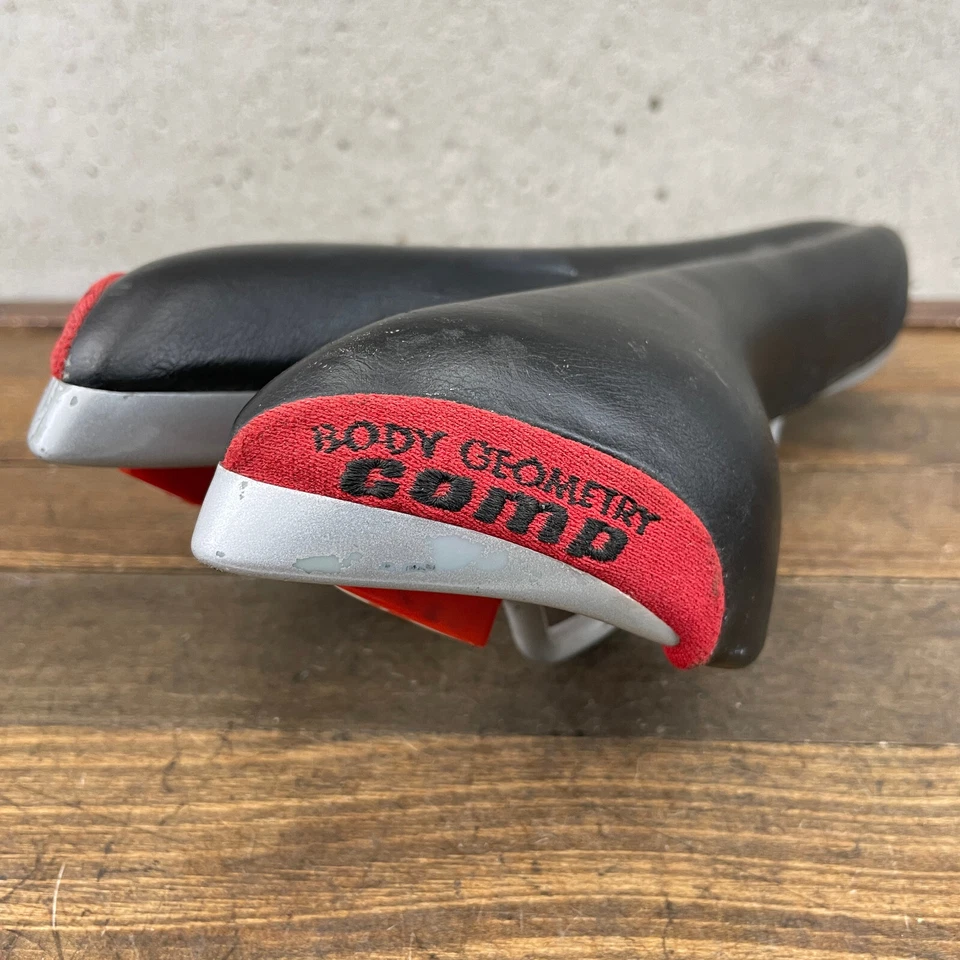 Sillín de asiento COMP de geometría de carrocería especializada vintage corte rojo MTB Stumpjumper Foto 2 de 4