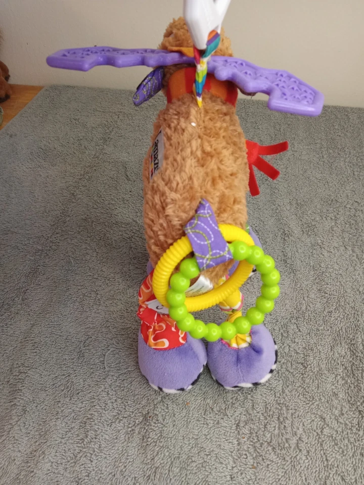 Anillos tintineo orejas mordedor púrpura de felpa Lamaze Clip N Go marrón  Foto 3 de 4