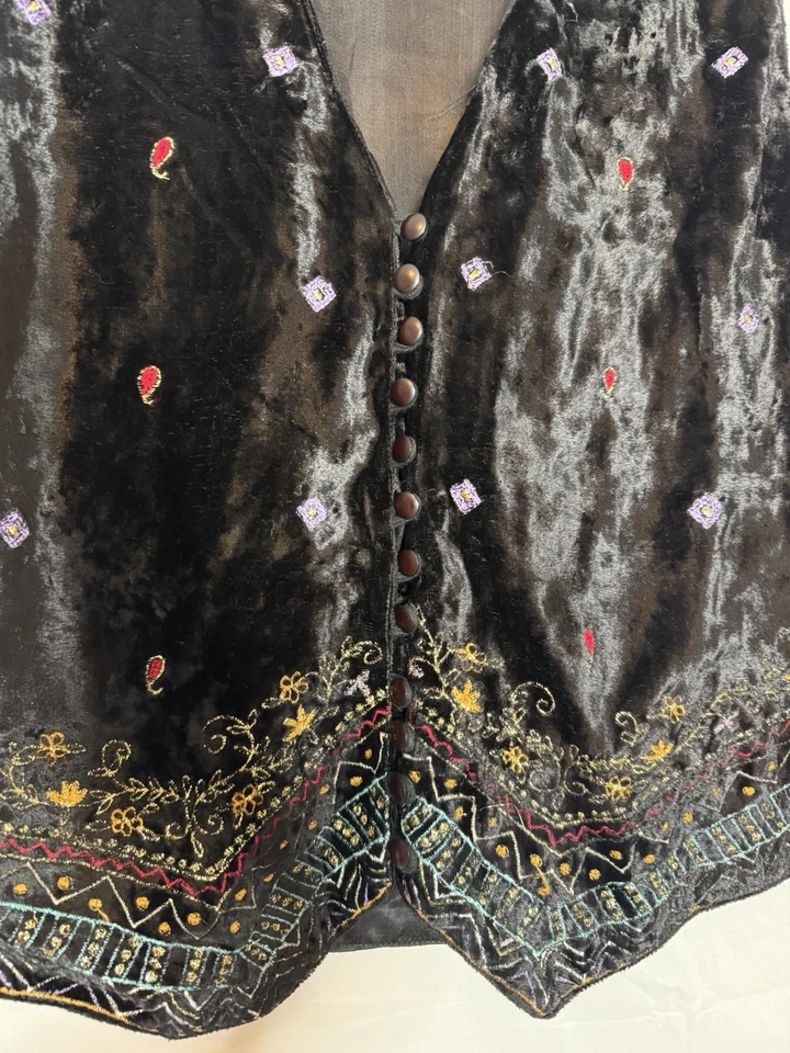 De colección Hecho en la India Juntos! Chaleco abotonado de terciopelo negro bordado para mujer Foto 3 de 4