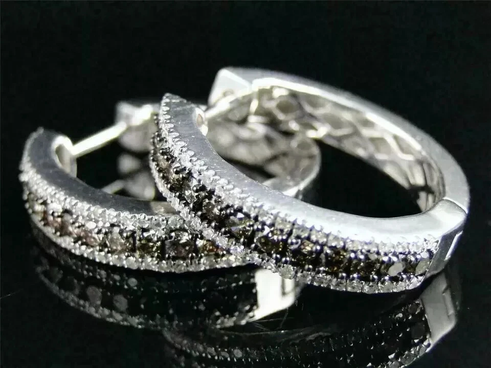 Aretes tipo argolla redondos de tres filas de diamantes negros creados en laboratorio de 2 quilates de oro blanco de 14 quilates Foto 2 de 4