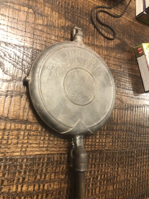 Griswold Waffle Iron Cast Wood Handle No 8 Griswold Erie Pa Finger Hinge Ebay