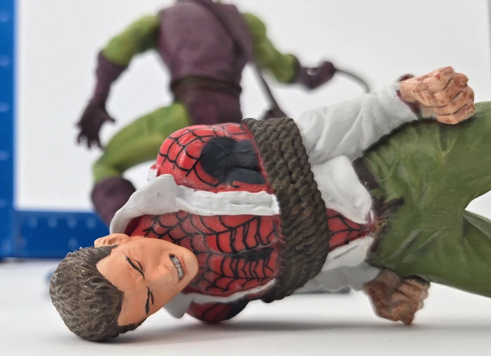 Figuras de acción Marvel Green Goblin vs. Unmasked Spider-Man Peter Parker 7" DST Foto 4 de 4