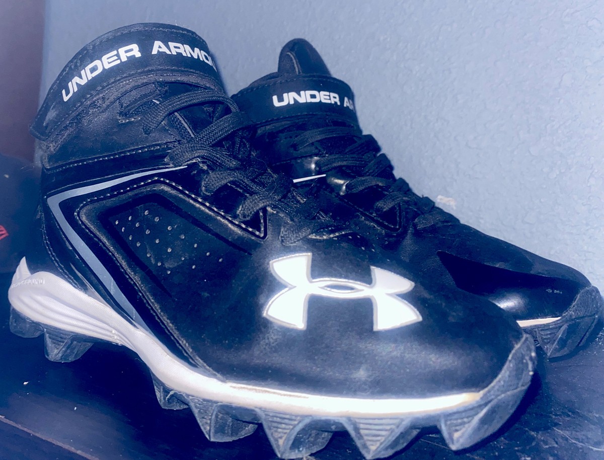 Under Amour Crusher Black/White Baseball/Gloves Football Cleats
