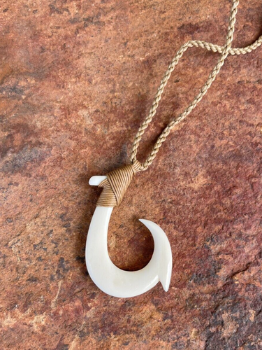 Hawaii Jewelry White Fish Hook Buffalo Bone Carved Necklace / Choker # 35347 - Picture 1 of 5