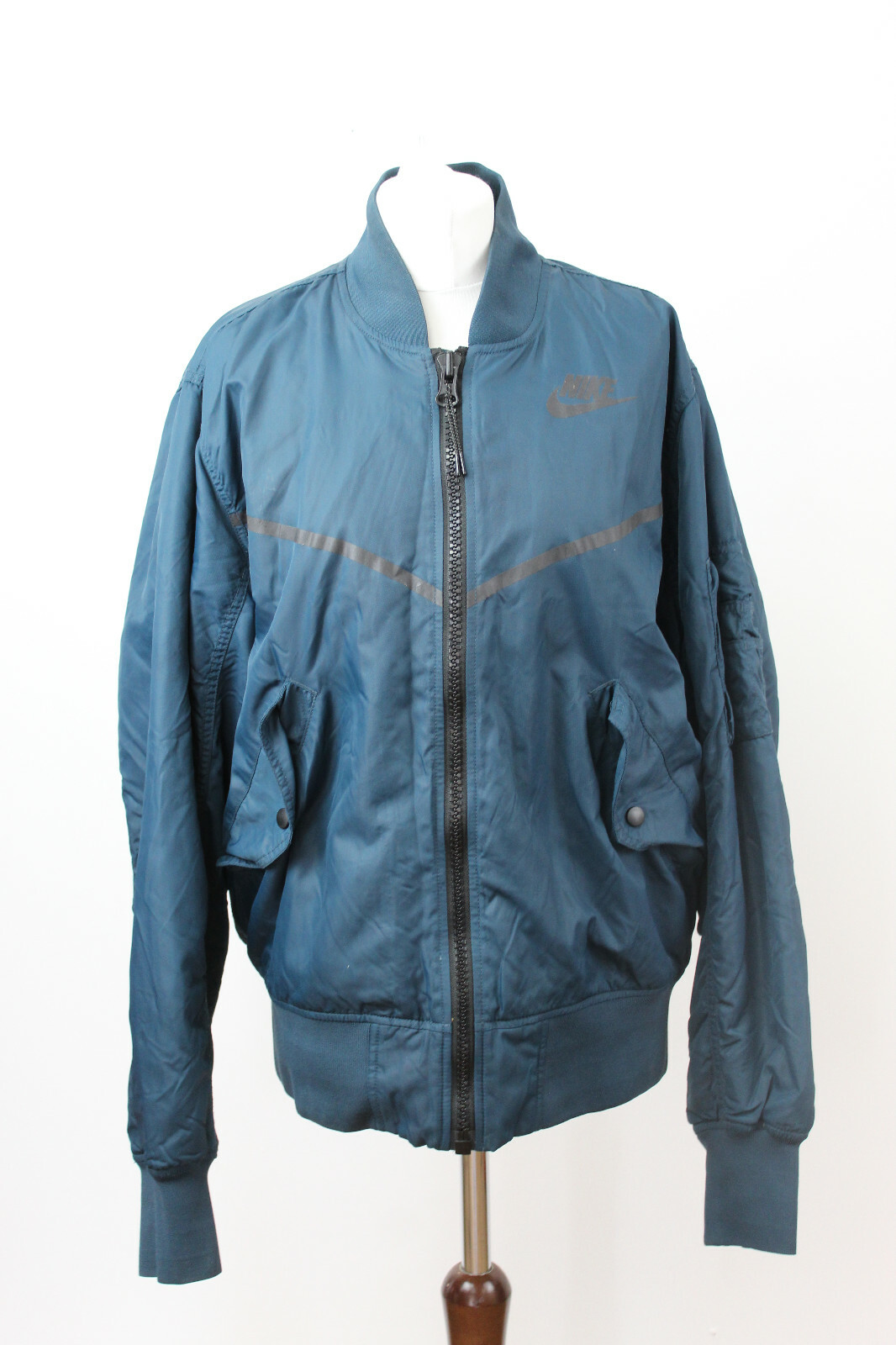 Nike Bomber Jacket for Men - Size L - Lightweight & Stylish-image