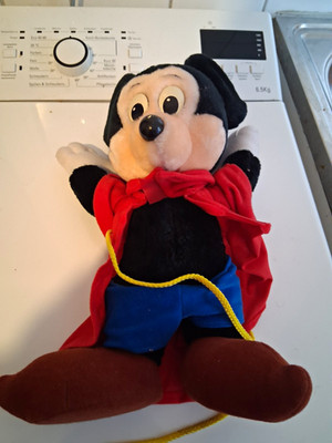 Disney Mickey Mouse Plüschtier Figur mit rotem Umhang, blauem Outfit, Kordel