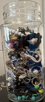 Gemischtes Schmucksortiment im Glas, mehrfarbig, Armband, Kette, Ring, Ohrringe