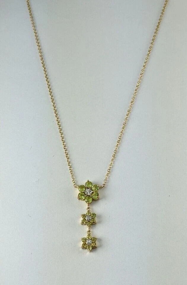 Collar colgante redondo de flor de peridoto simulado de 1,55 quilates enchapado en oro amarillo de 14 quilates Foto 3 de 4