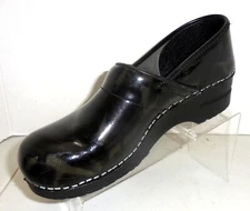 SANITA Womens Sz EU 40, US 9 BLACK / GOLD Metallic Patent Leather Stapled Clogs