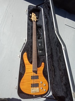 Washburn XB-800 Bantam Electric Bass (Used) Great Condition w/ Hard Case
