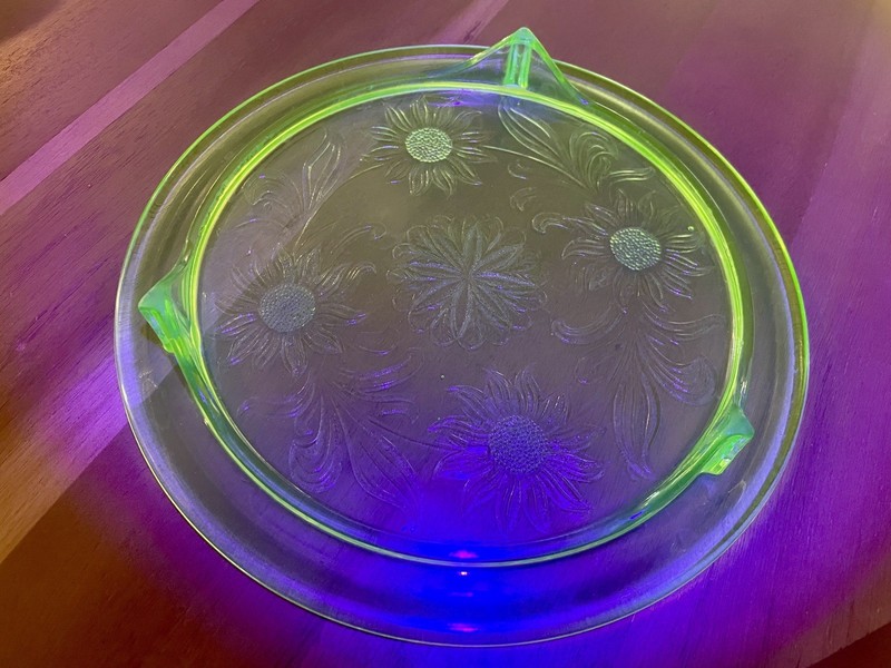 Vintage Jeannette Glass Co. Depression Glass Footed Uranium Cake Plate 10"