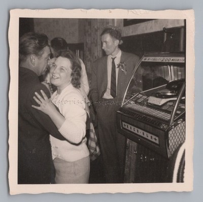 Tanzabend mit Jukebox Rock Ola Hi-Fidelity 200 - Altes Foto 1950er