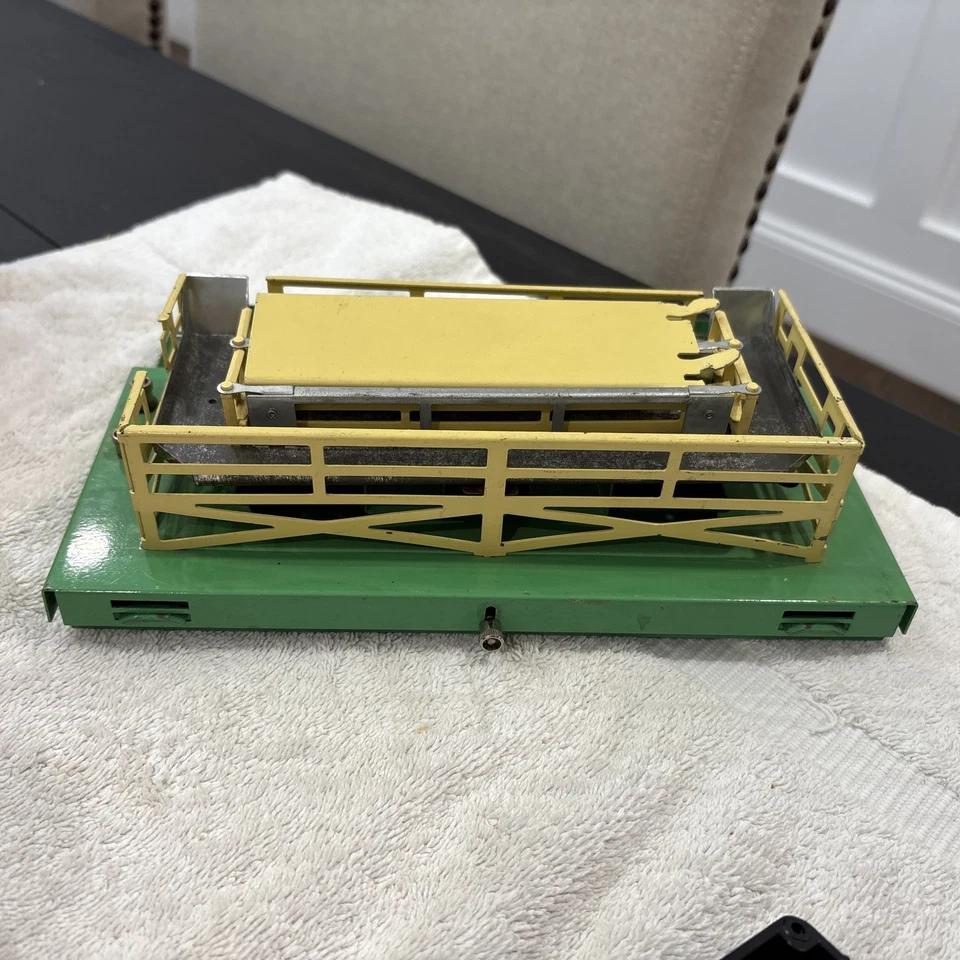 LIONEL TRAINS No. 3656 Operating Cattle Car Set w/ 9 Steers Incomplete Untested - Image 3 of 4