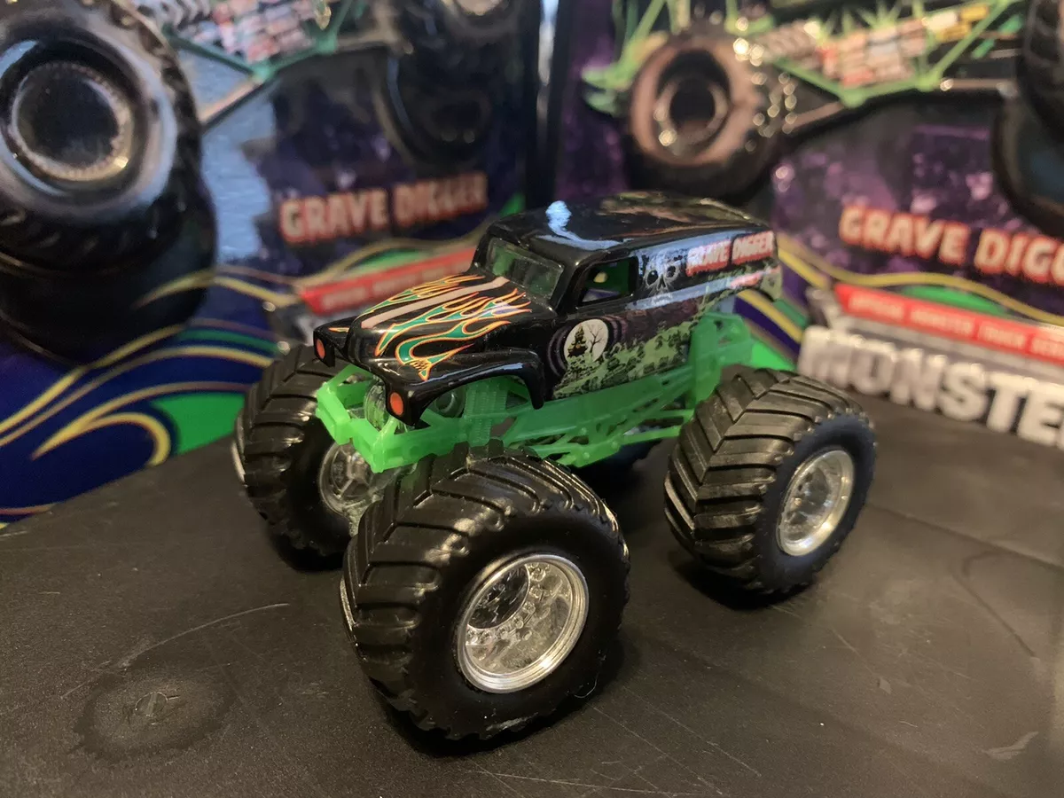 Hot Wheels Monster Jam GRAVE DIGGER UNDER COVERZ 1:64 Scale Monster Truck  #22