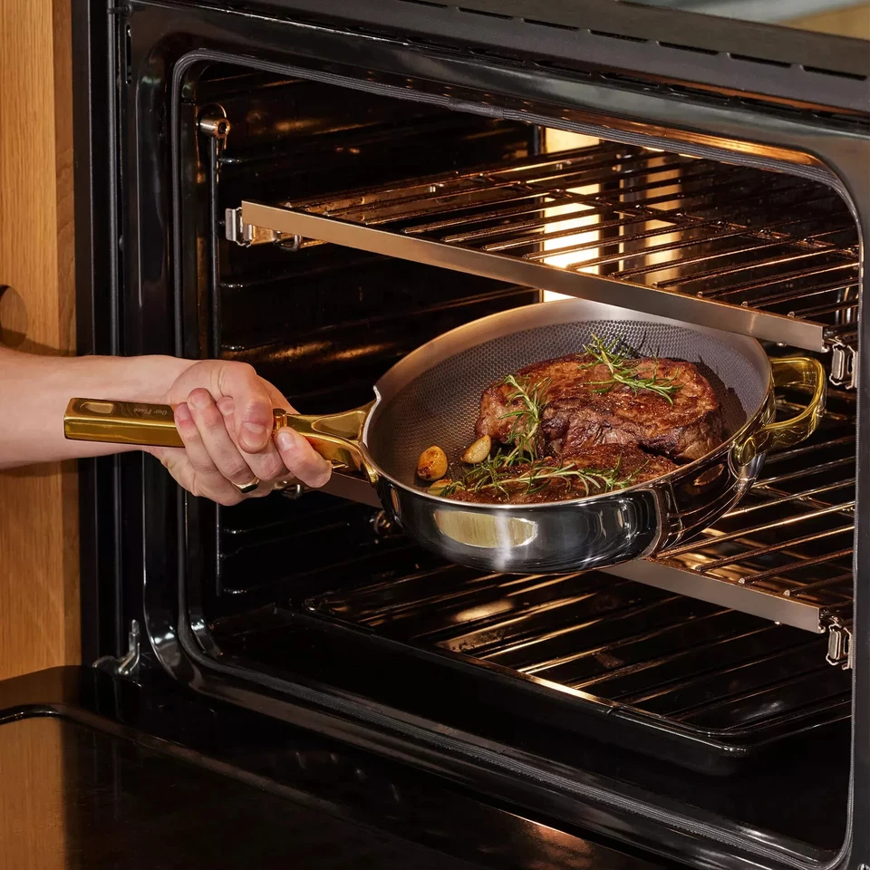 Our Place Titanium Always Pan Pro DORADO 2,8 QT - 10,5" Pan Foto 2 de 4