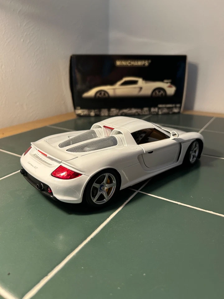 Minichamps - 1/18 - 2003 Porsche Carrera GT - Image 3 of 4