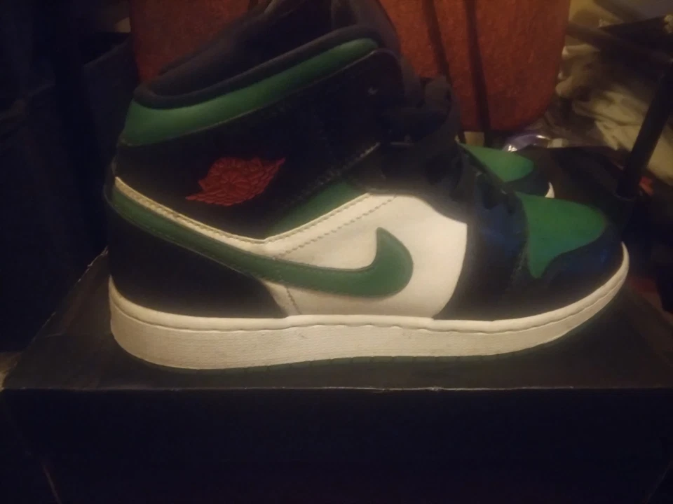 Zapatillas altas Air Jordan 1 Mid SE (GS) negras/verdes/blancas para niño talla 7 años Foto 2 de 4