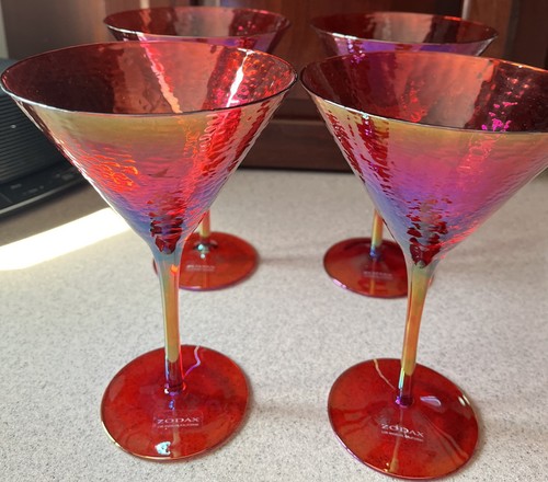 NEU 4er Set Zodax Kunstglas Martini Gläser opalisierend gehämmert rot irisierend - Bild 1 von 9