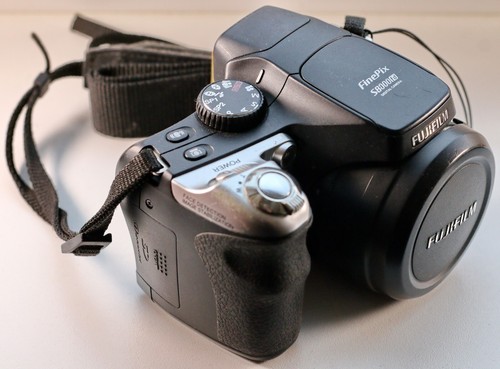 Fujifilm FinePix S8000fd 8MP Digital Camera Black - Picture 4 of 17