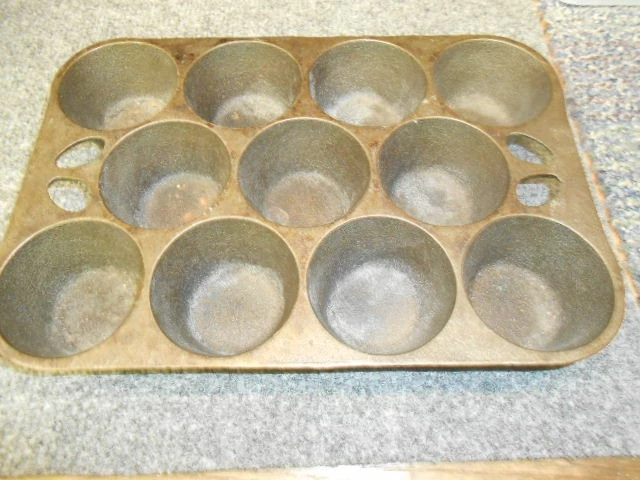 VINTAGE WAGNER WARE CAST IRON MUFFIN PAN