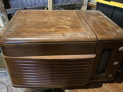 Very Old Antique Record Player In Very Good Condition