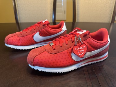 New Nike Cortez Valentines Day Heart Sneaker Shoes Size 7Y / 8.5 W