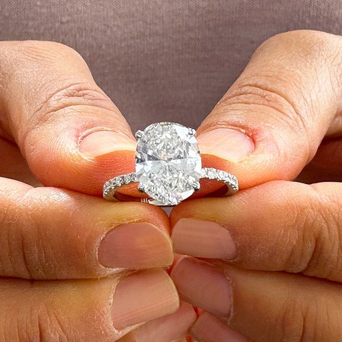 ANILLO DE COMPROMISO MOISSANITA OVALADO Y DIAMANTES NATURALES ORO BLANCO MACIZO 14K 3,25 CTW - Imagen 9 de 10