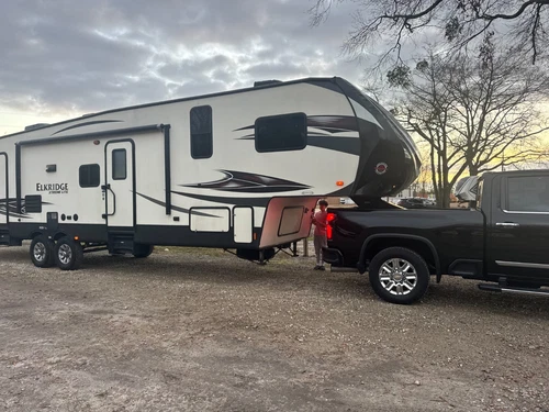 E365 Fifth-Wheel Camper – Well-Maintained, New Tires & Brakes, No Leaks, Hitch