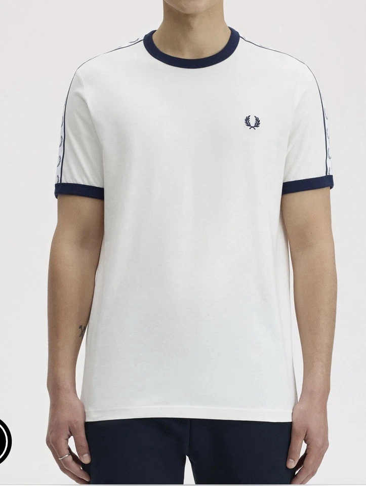 Camiseta Fred Perry Timbre Grabada Blanca/Azul Oscuro Talla Adulto S Foto 4 de 4