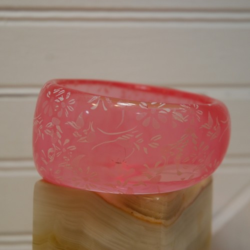 Vintage 90s Chunky pink bangle bracelet with white stamped floral print - Picture 3 of 9