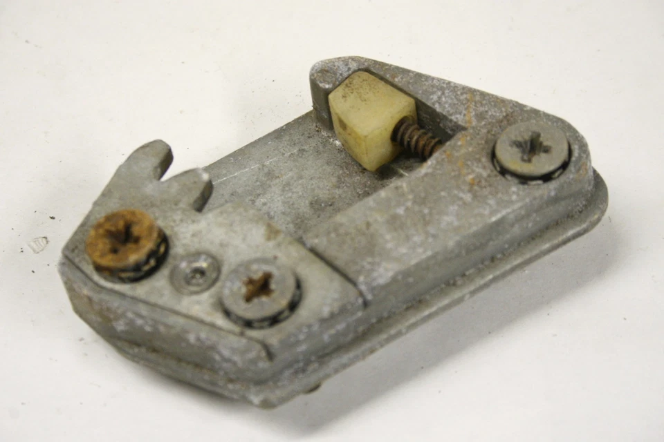 Original 1961 1962 Buick Skylark Especial Puerta Delantera Derecha Golpeador OEM GM RH Foto 2 de 3